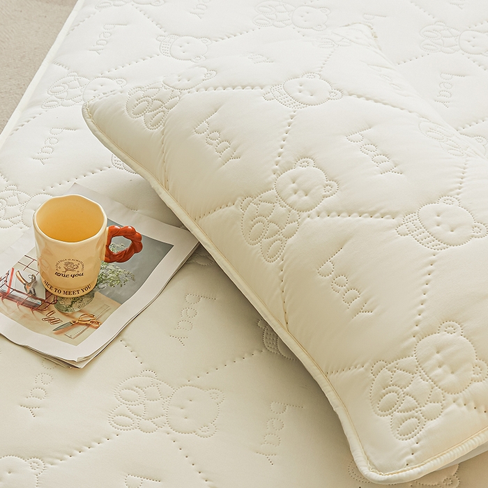 91家纺网 家纺一手货源 找家纺 LIFE.丽芙 2025新款磨毛超声波夹棉防水枕套机包边款 小熊防水夹棉枕套-奶昔白