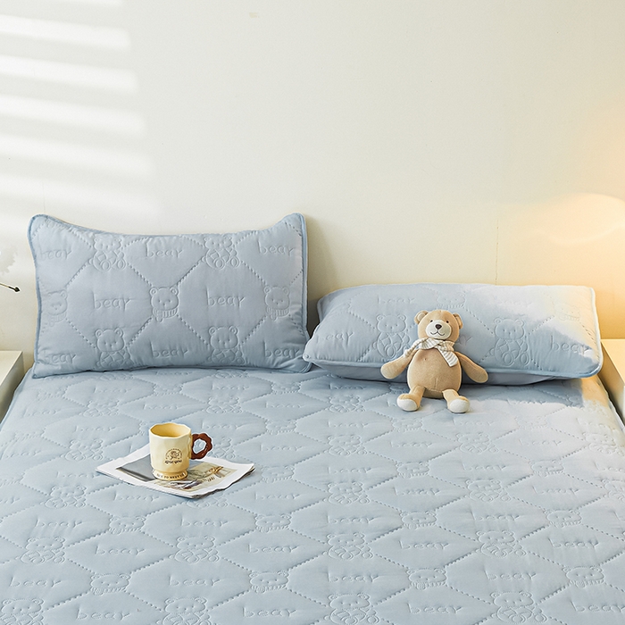 91家纺网 家纺一手货源 找家纺 LIFE.丽芙 2025新款磨毛超声波夹棉防水枕套机包边款 小熊防水夹棉枕套-海青