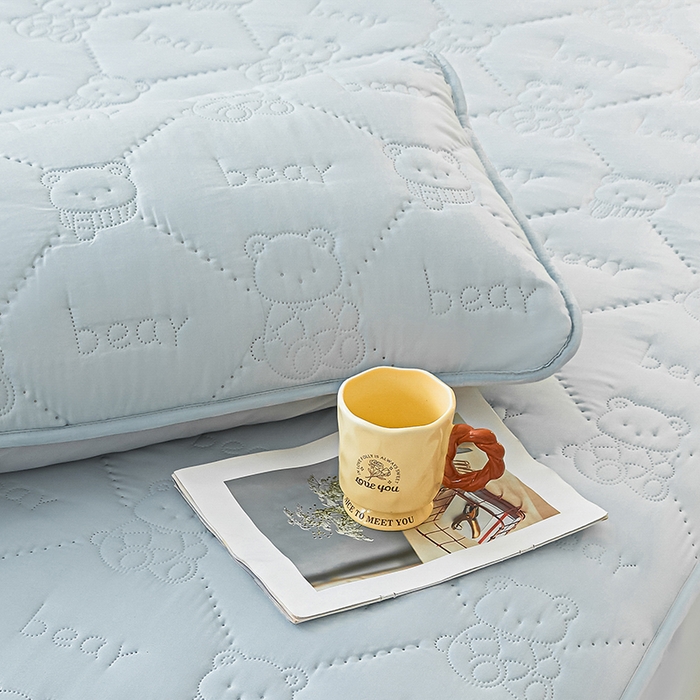 91家纺网 家纺一手货源 找家纺 LIFE.丽芙 2025新款磨毛超声波夹棉防水枕套机包边款 小熊防水夹棉枕套-海青