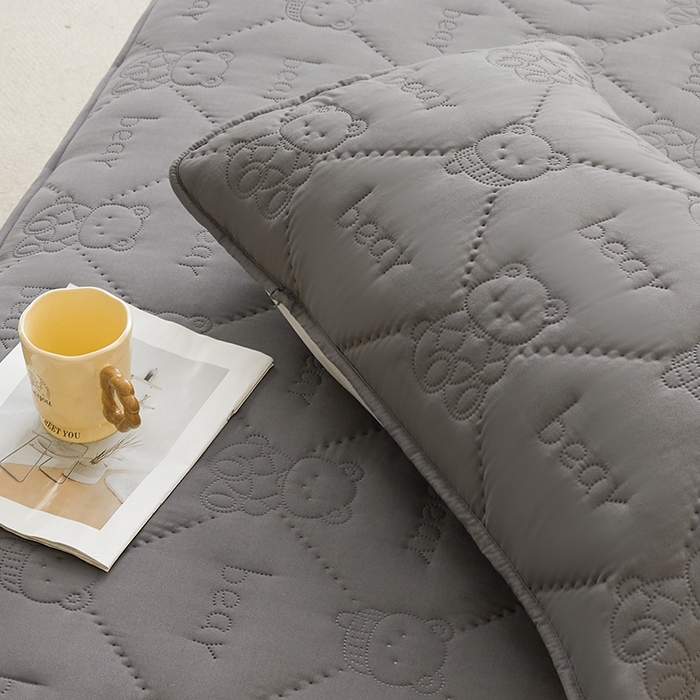 91家纺网 家纺一手货源 找家纺 LIFE.丽芙 2025新款磨毛超声波夹棉防水枕套机包边款 小熊防水夹棉枕套-高级灰