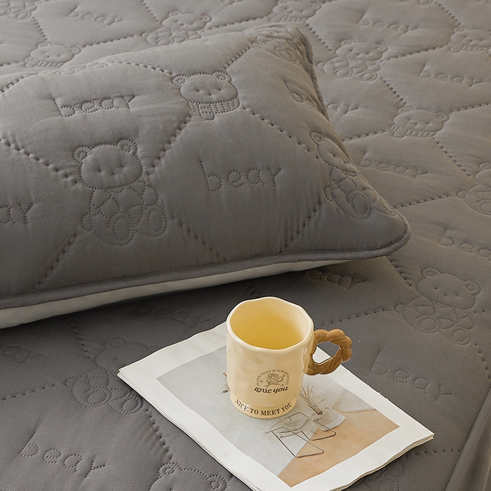 91家纺网 家纺一手货源 找家纺 LIFE.丽芙 2025新款磨毛超声波夹棉防水枕套机包边款 小熊防水夹棉枕套-高级灰