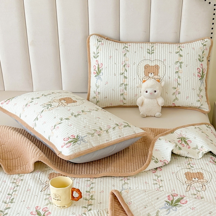 91家纺网 家纺一手货源 找家纺 LIFE.丽芙 2025新款A类全棉夹棉包边枕套 花丛熊宝