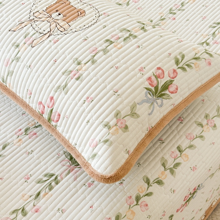 91家纺网 家纺一手货源 找家纺 LIFE.丽芙 2025新款A类全棉夹棉包边枕套 花丛熊宝