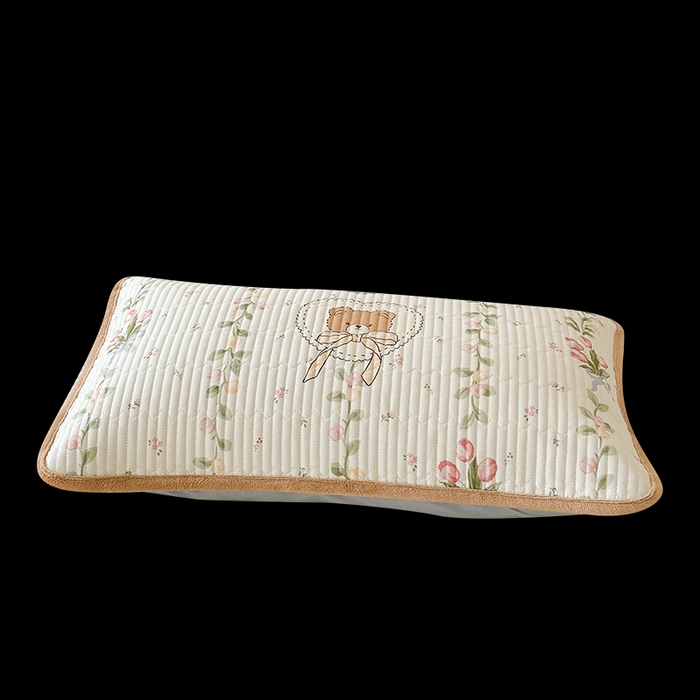 91家纺网 家纺一手货源 找家纺 LIFE.丽芙 2025新款A类全棉夹棉包边枕套 花丛熊宝