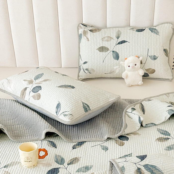 91家纺网 家纺一手货源 找家纺 LIFE.丽芙 2025新款A类全棉夹棉包边枕套 叶纷飞