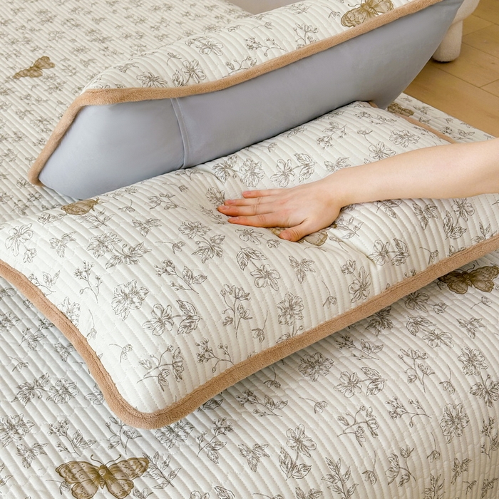 91家纺网 家纺一手货源 找家纺 LIFE.丽芙 2025新款A类全棉夹棉包边枕套 蝶舞-咖