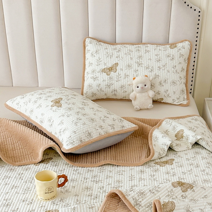 91家纺网 家纺一手货源 找家纺 LIFE.丽芙 2025新款A类全棉夹棉包边枕套 蝶舞-咖