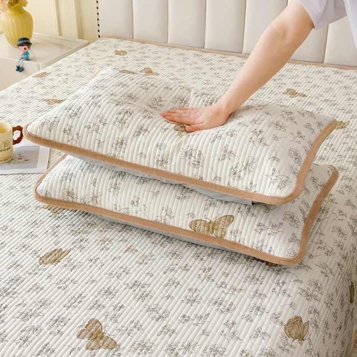 91家纺网 家纺一手货源 找家纺 LIFE.丽芙 2025新款A类全棉夹棉包边枕套 蝶舞-咖