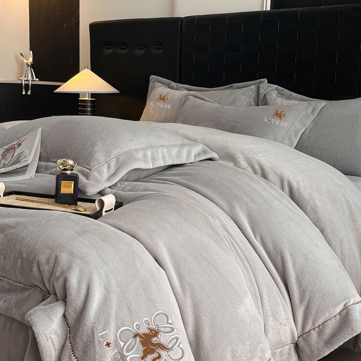 91家纺网 家纺一手货源 找家纺 （总）库里梦家纺 2025网红直播热款230克全消光工艺绣花牛奶绒四件套