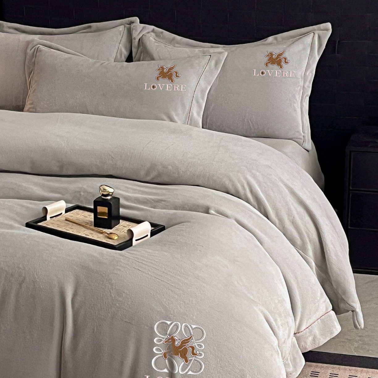 91家纺网 家纺一手货源 找家纺 （总）库里梦家纺 2025网红直播热款230克全消光工艺绣花牛奶绒四件套