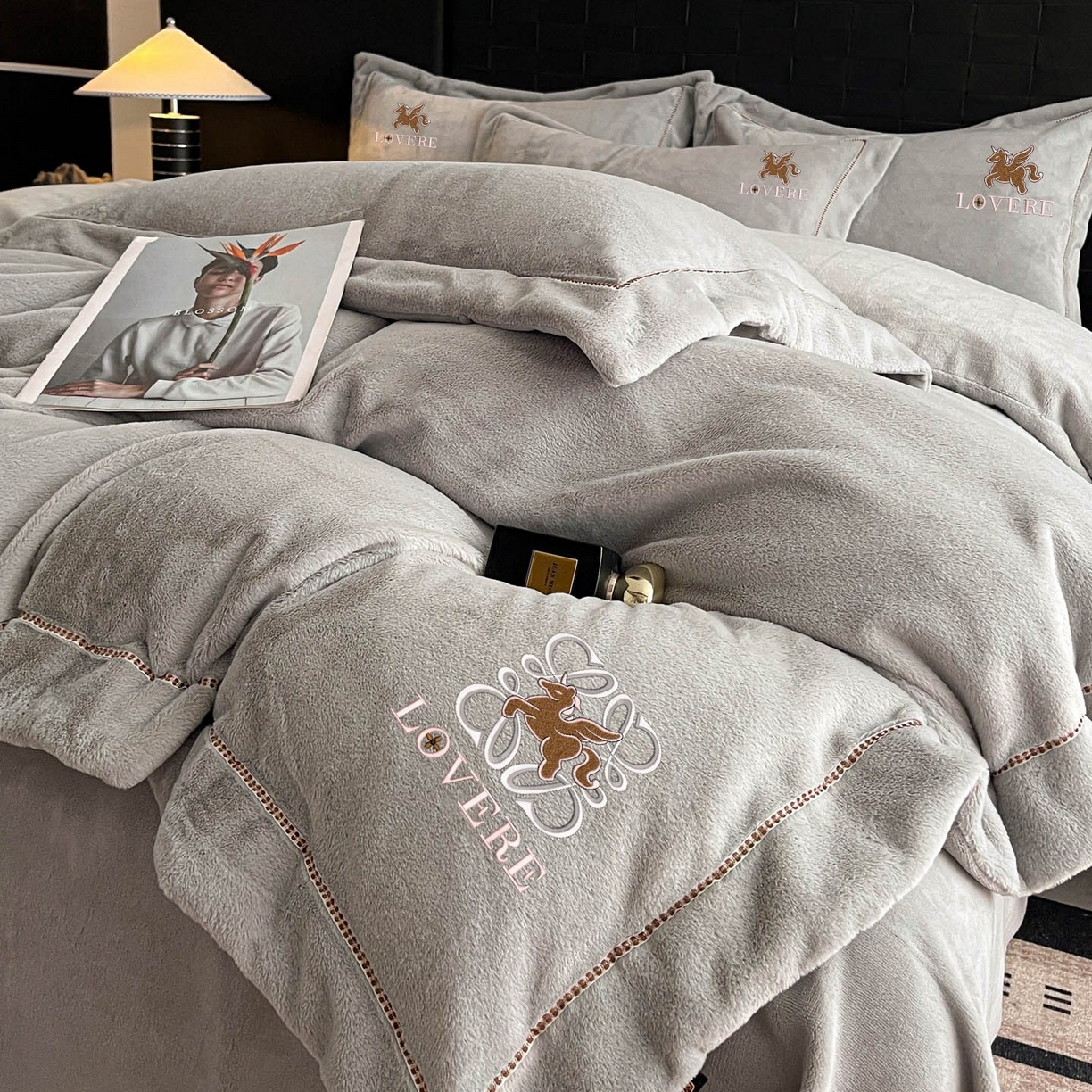 91家纺网 家纺一手货源 找家纺 （总）库里梦家纺 2025网红直播热款230克全消光工艺绣花牛奶绒四件套