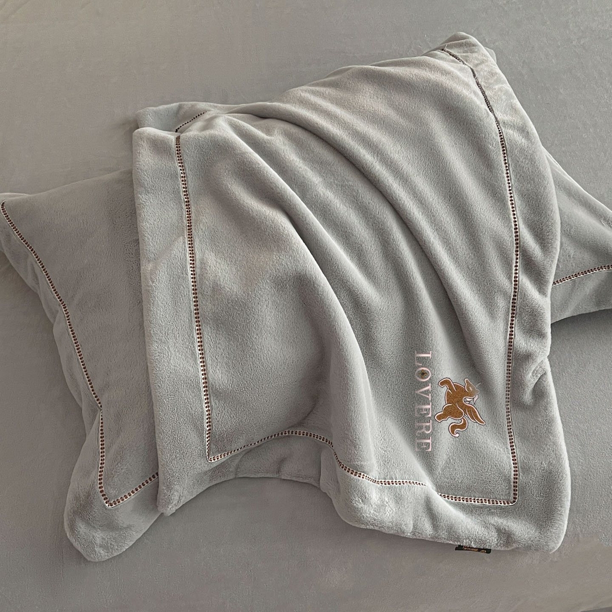 91家纺网 家纺一手货源 找家纺 （总）库里梦家纺 2025网红直播热款230克全消光工艺绣花牛奶绒四件套