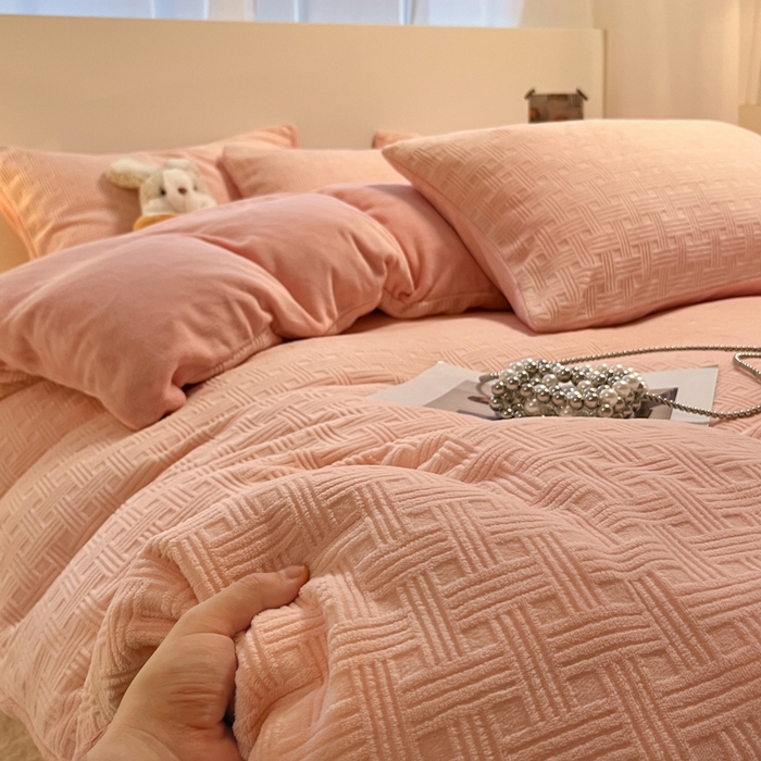 91家纺网 家纺一手货源 找家纺 如一 2025年3D立体雕花牛奶绒四件套 编织纹-粉