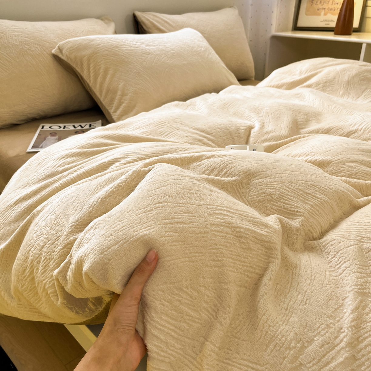 91家纺网 家纺一手货源 找家纺 如一 2025年3D立体雕花牛奶绒四件套 肌理纹-杏