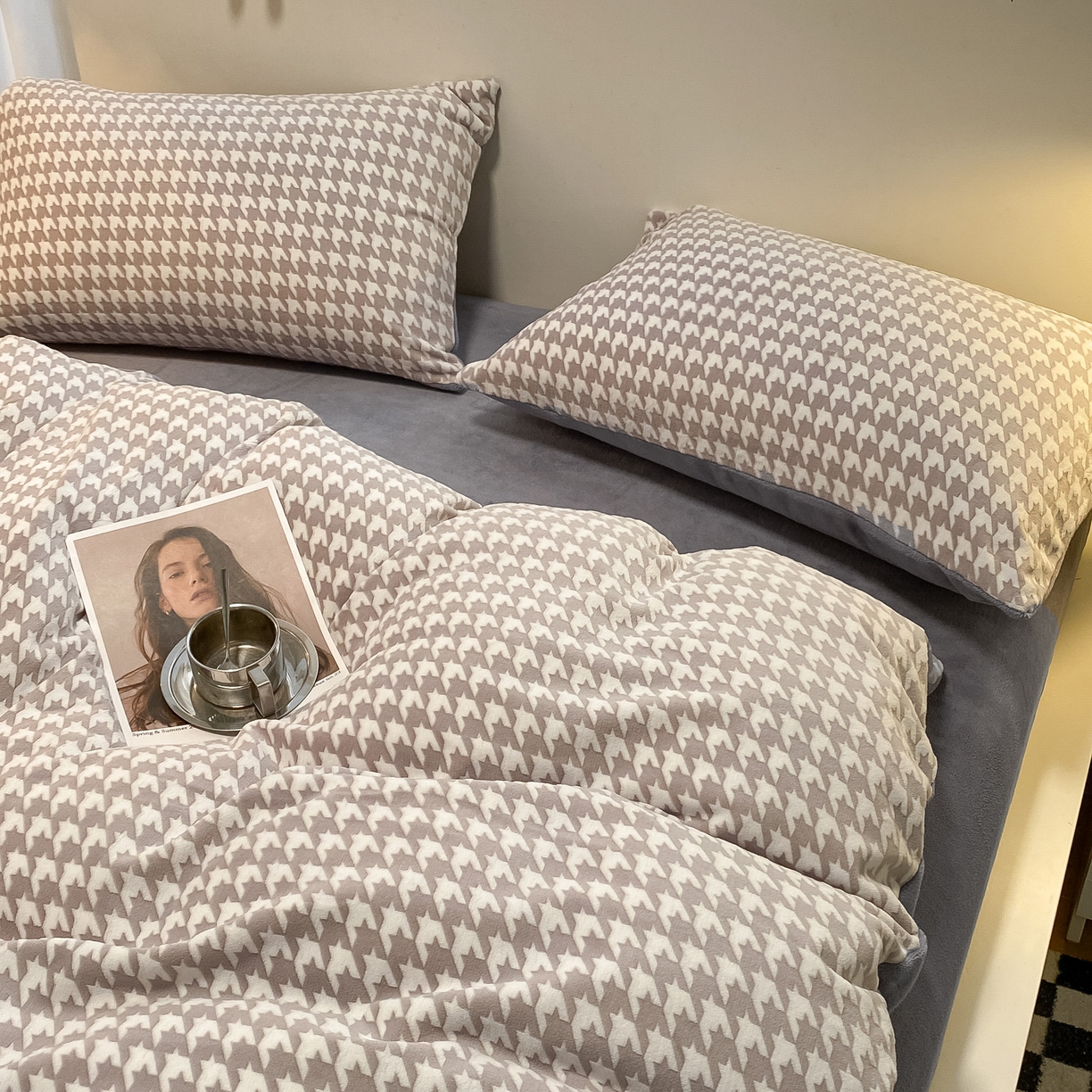 91家纺网 家纺一手货源 找家纺 如一 2025年3D立体雕花牛奶绒四件套 千鸟格灰