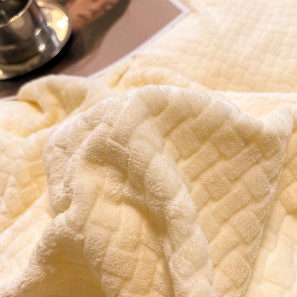 91家纺网 家纺一手货源 找家纺 如一 2025年3D立体雕花牛奶绒四件套 华夫格白