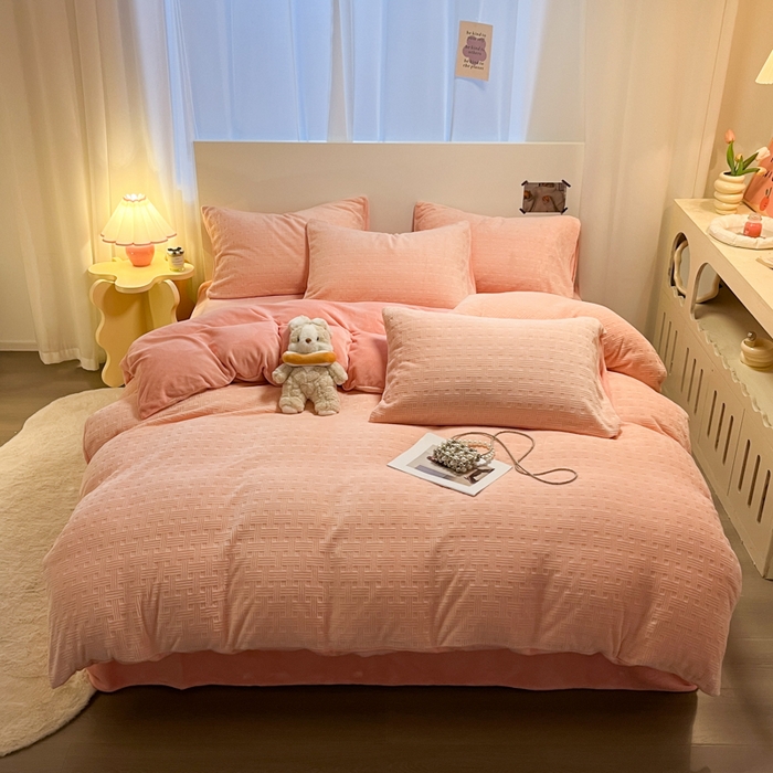 91家纺网 家纺一手货源 找家纺 如一 2025年3D立体雕花牛奶绒四件套 编织纹-粉