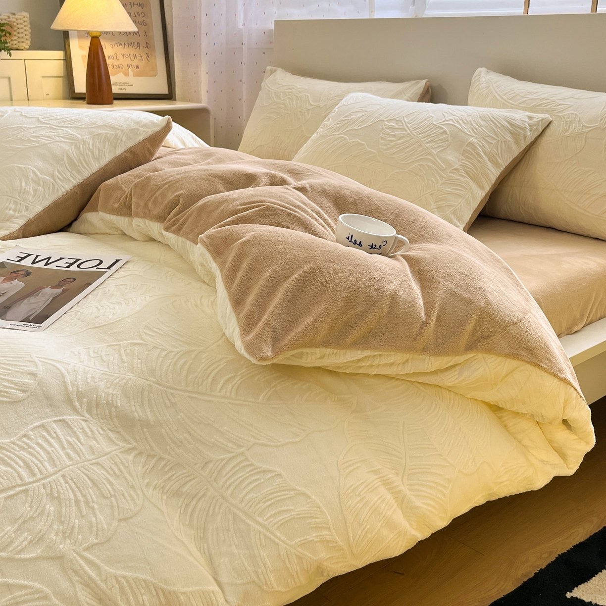 91家纺网 家纺一手货源 找家纺 如一 2025年3D立体雕花牛奶绒四件套 芭蕉叶-白咖