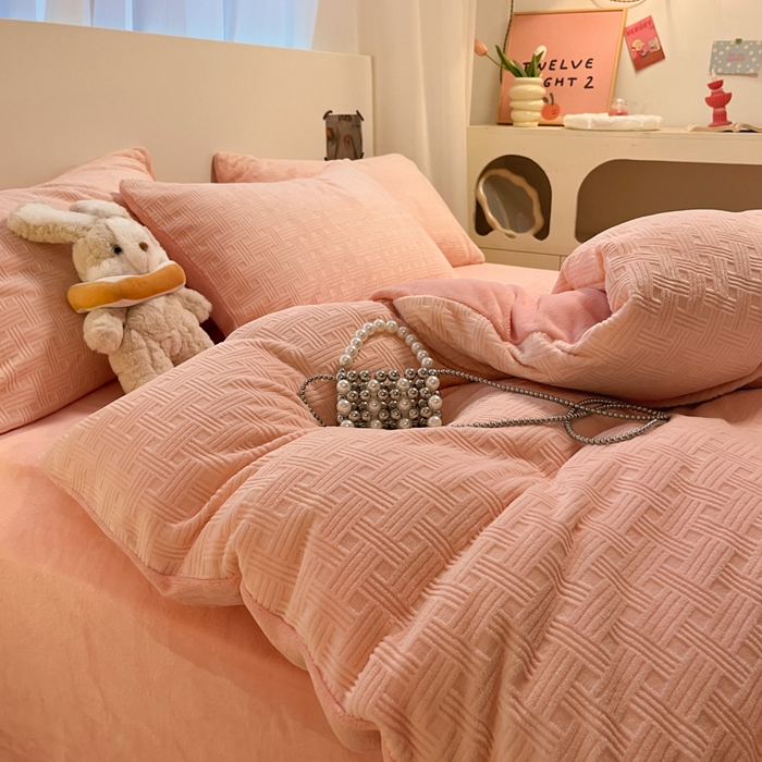 91家纺网 家纺一手货源 找家纺 如一 2025年3D立体雕花牛奶绒四件套 编织纹-粉