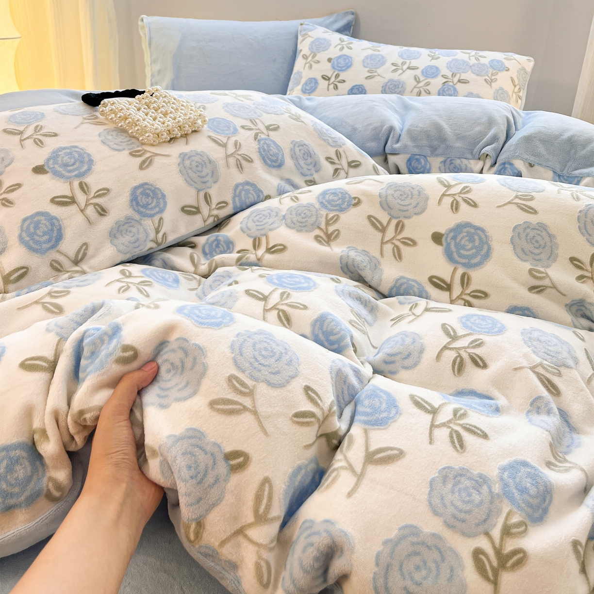 91家纺网 家纺一手货源 找家纺 如一 2025年3D立体雕花牛奶绒四件套 繁花-天蓝