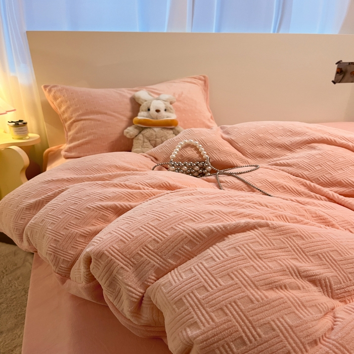 91家纺网 家纺一手货源 找家纺 如一 2025年3D立体雕花牛奶绒四件套 编织纹-粉