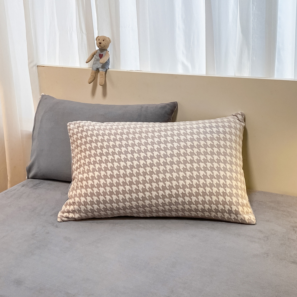 91家纺网 家纺一手货源 找家纺 如一 2025年3D立体雕花牛奶绒四件套 千鸟格灰