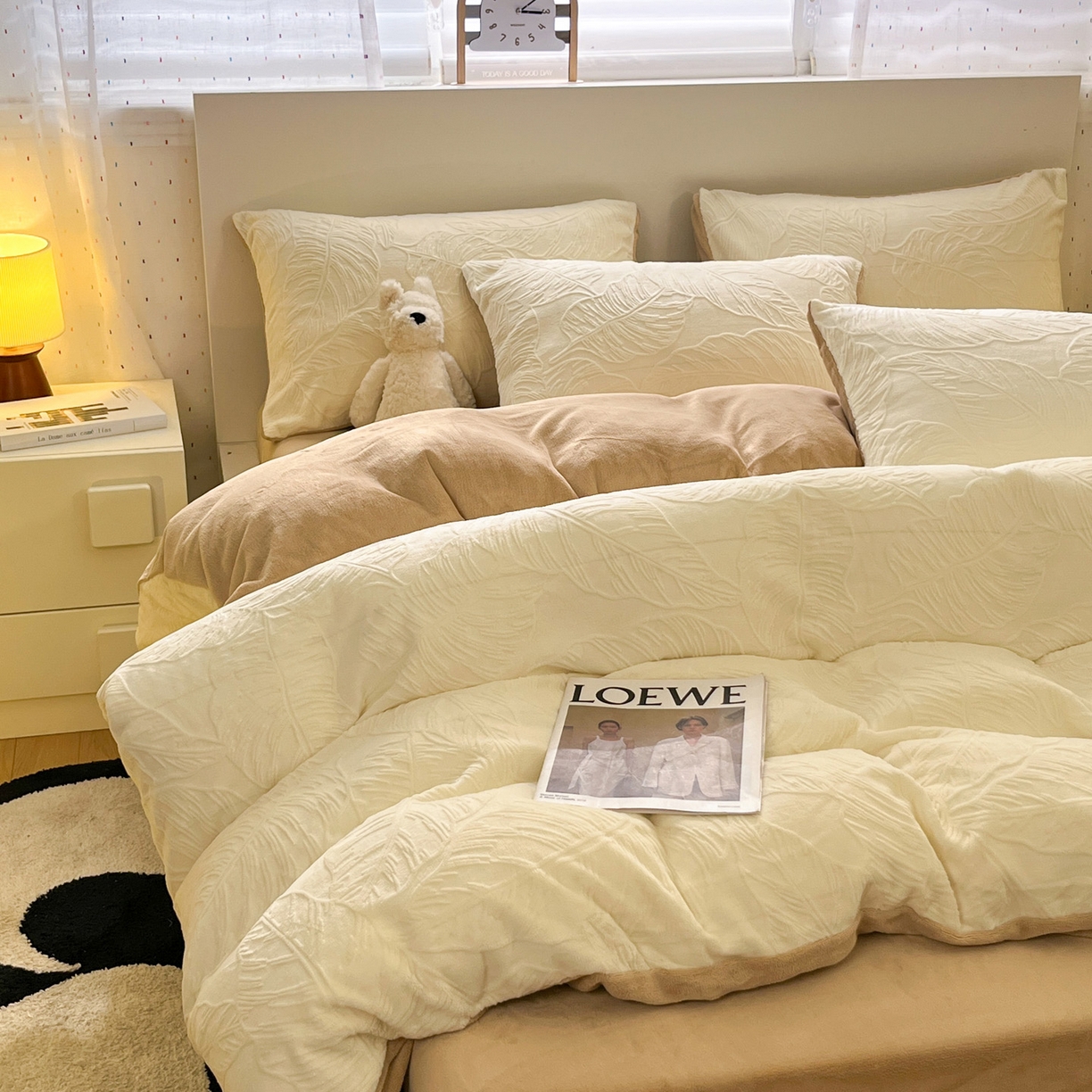 91家纺网 家纺一手货源 找家纺 如一 2025年3D立体雕花牛奶绒四件套 芭蕉叶-白咖