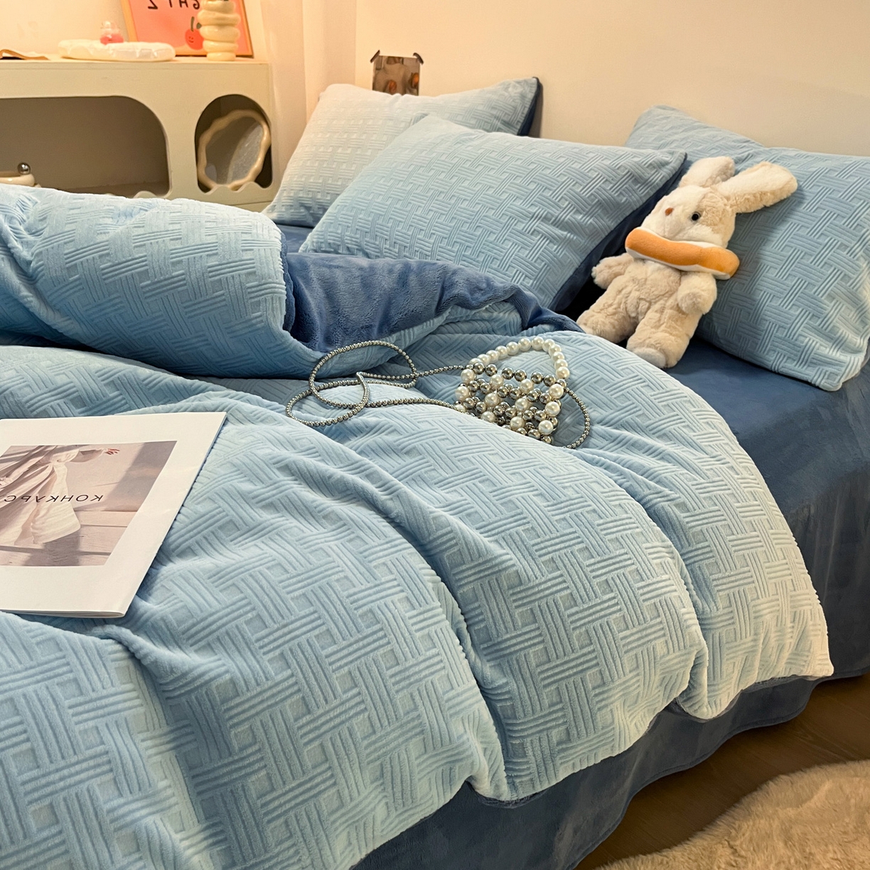 91家纺网 家纺一手货源 找家纺 如一 2025年3D立体雕花牛奶绒四件套 编织纹-天蓝