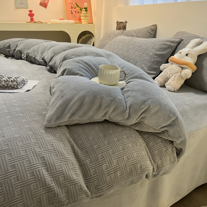 91家纺网 家纺一手货源 找家纺 如一 2025年3D立体雕花牛奶绒四件套 编织纹-灰