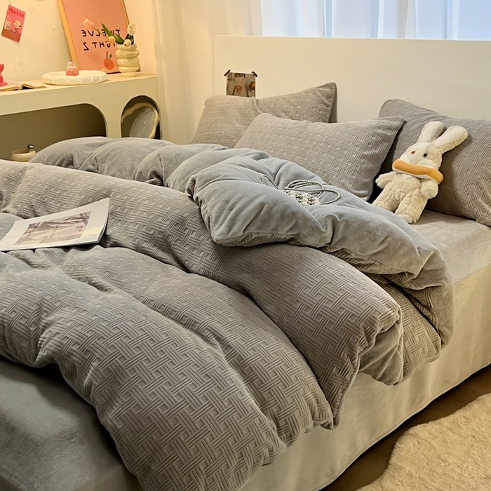 91家纺网 家纺一手货源 找家纺 如一 2025年3D立体雕花牛奶绒四件套 编织纹-灰