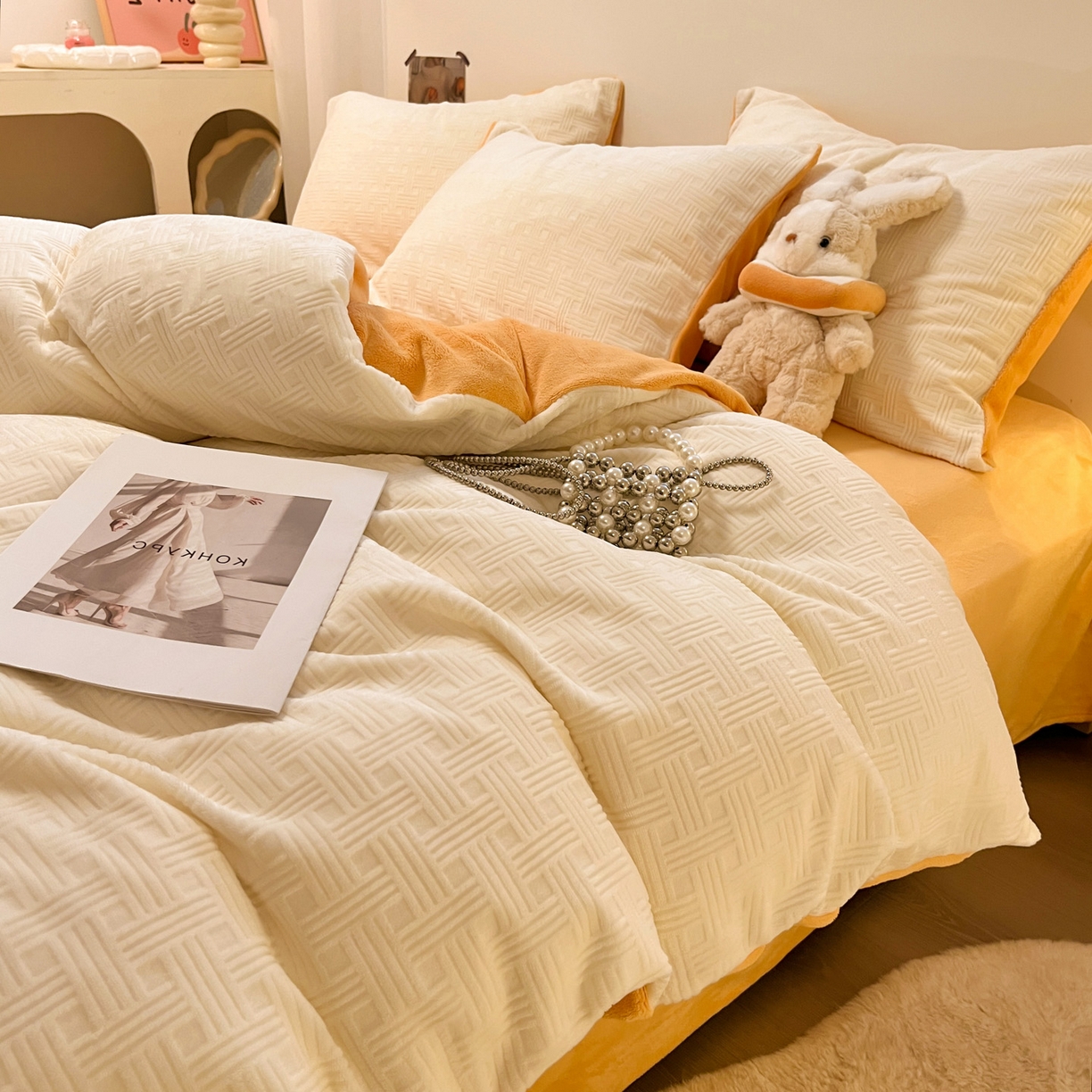 91家纺网 家纺一手货源 找家纺 如一 2025年3D立体雕花牛奶绒四件套 编织纹-白橘