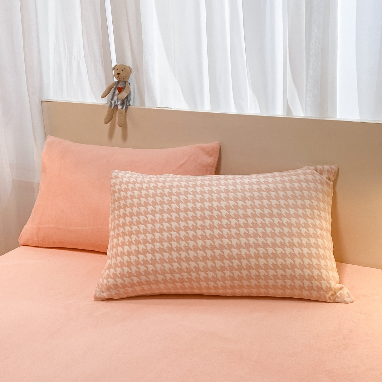 91家纺网 家纺一手货源 找家纺 如一 2025年3D立体雕花牛奶绒四件套 千鸟格粉