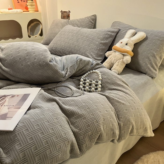 91家纺网 家纺一手货源 找家纺 如一 2025年3D立体雕花牛奶绒四件套 编织纹-灰