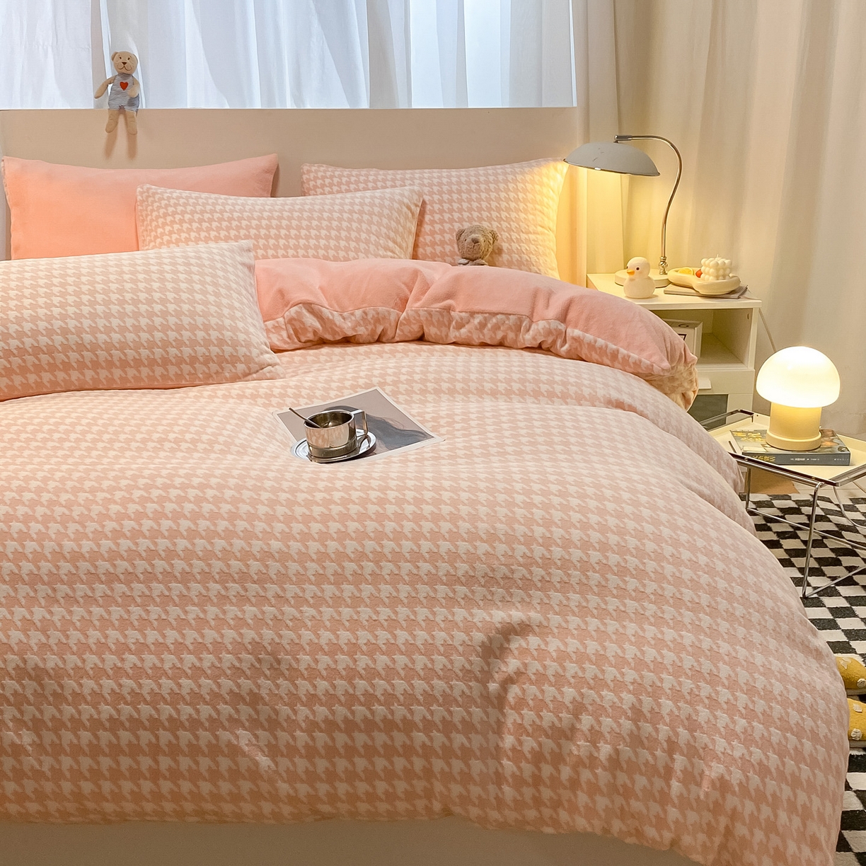 91家纺网 家纺一手货源 找家纺 如一 2025年3D立体雕花牛奶绒四件套 千鸟格粉