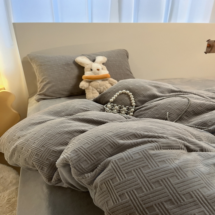 91家纺网 家纺一手货源 找家纺 如一 2025年3D立体雕花牛奶绒四件套 编织纹-灰