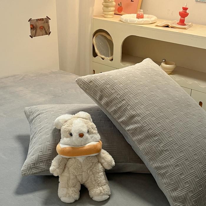 91家纺网 家纺一手货源 找家纺 如一 2025年3D立体雕花牛奶绒四件套 编织纹-灰