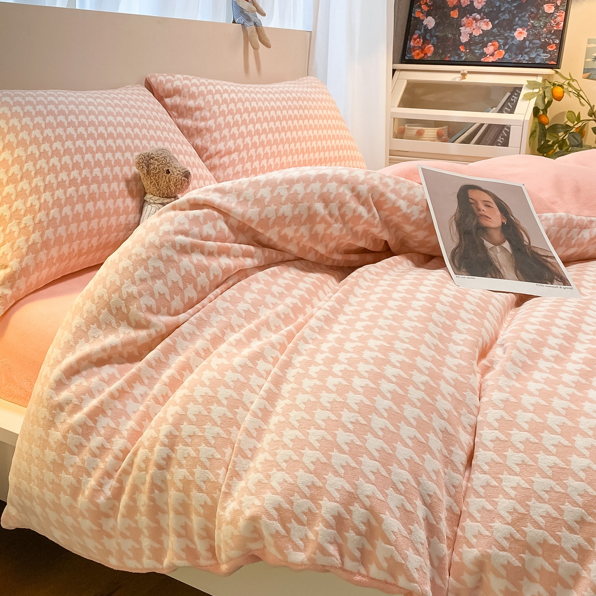 91家纺网 家纺一手货源 找家纺 如一 2025年3D立体雕花牛奶绒四件套 千鸟格粉