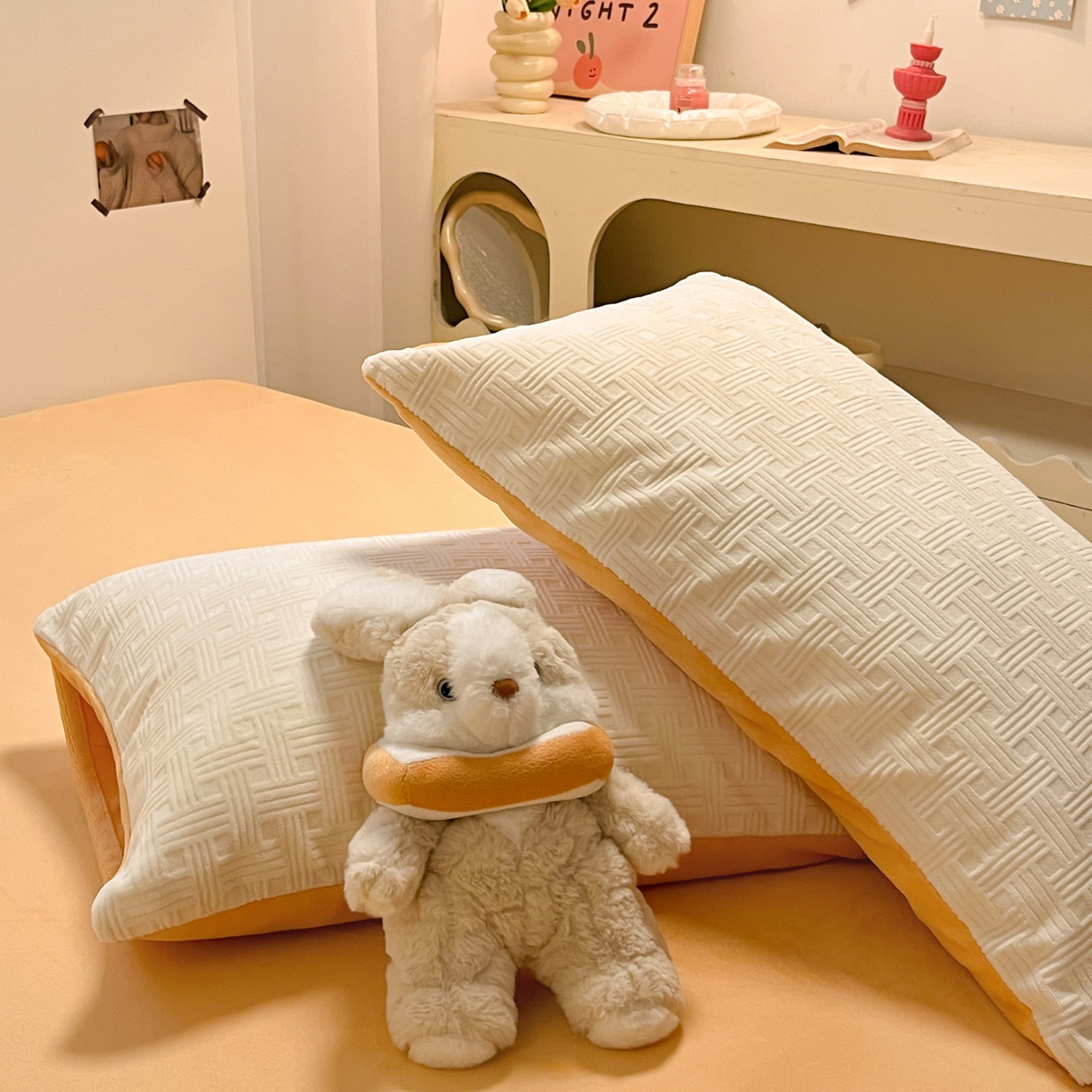 91家纺网 家纺一手货源 找家纺 如一 2025年3D立体雕花牛奶绒四件套 编织纹-白橘