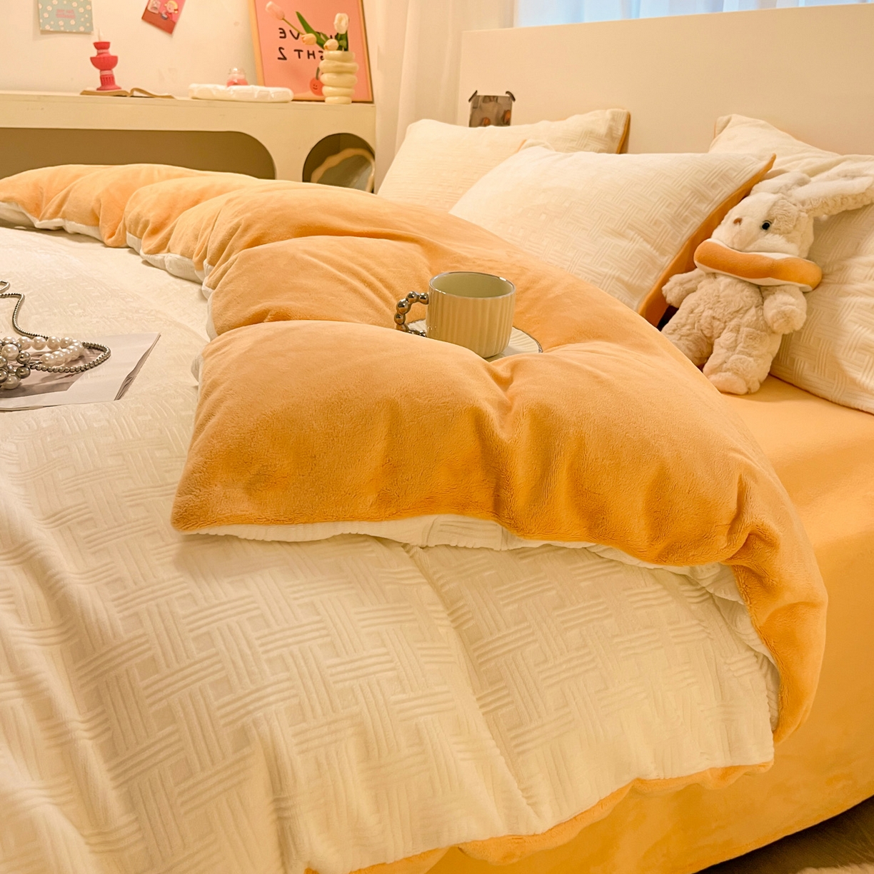 91家纺网 家纺一手货源 找家纺 如一 2025年3D立体雕花牛奶绒四件套 编织纹-白橘