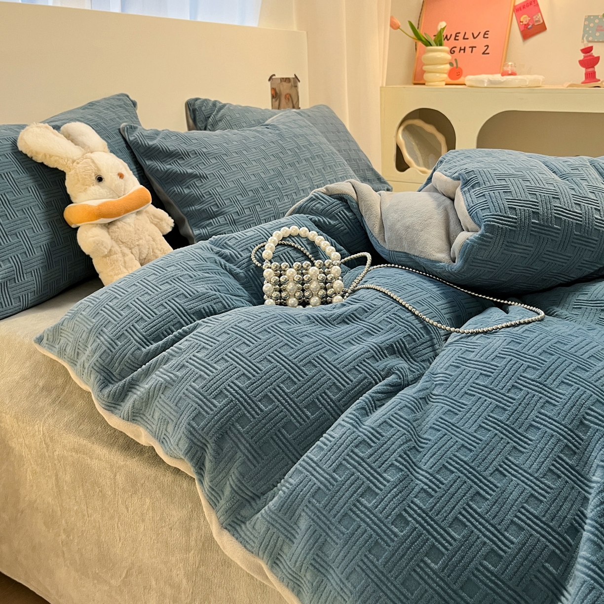 91家纺网 家纺一手货源 找家纺 如一 2025年3D立体雕花牛奶绒四件套 编织纹-蓝灰