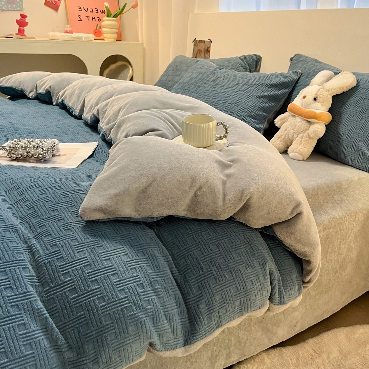 91家纺网 家纺一手货源 找家纺 如一 2025年3D立体雕花牛奶绒四件套 编织纹-蓝灰