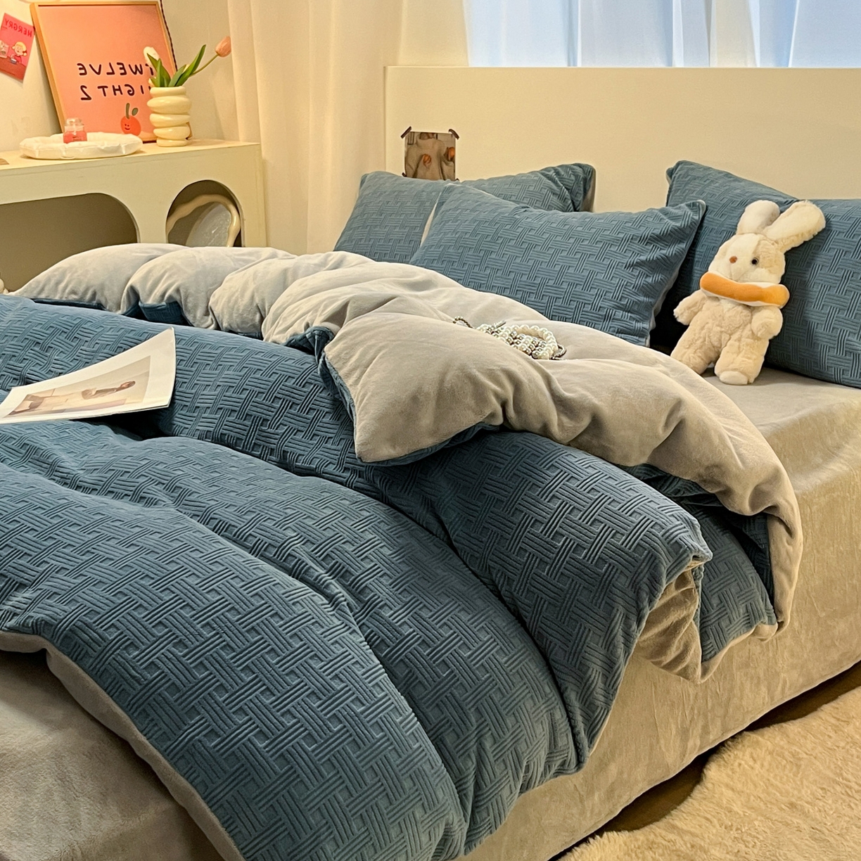 91家纺网 家纺一手货源 找家纺 如一 2025年3D立体雕花牛奶绒四件套 编织纹-蓝灰