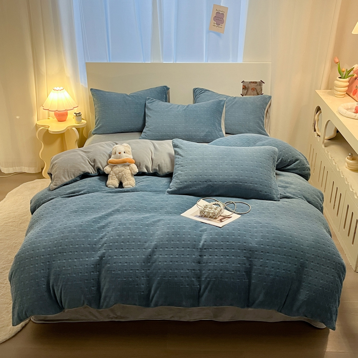 91家纺网 家纺一手货源 找家纺 如一 2025年3D立体雕花牛奶绒四件套 编织纹-蓝灰