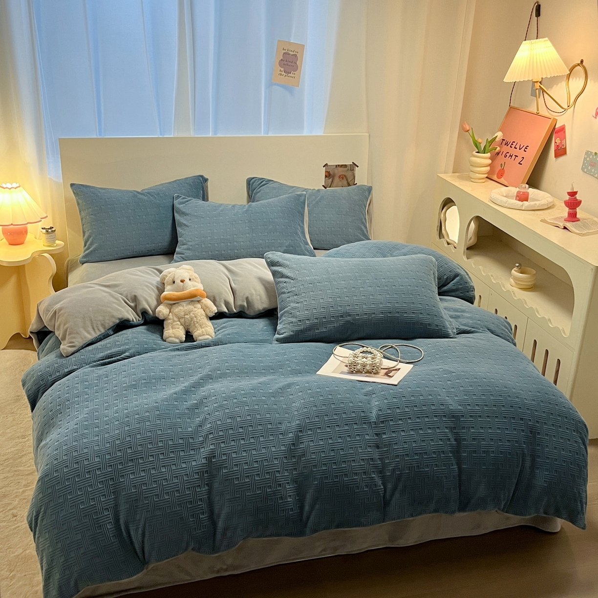 91家纺网 家纺一手货源 找家纺 如一 2025年3D立体雕花牛奶绒四件套 编织纹-蓝灰