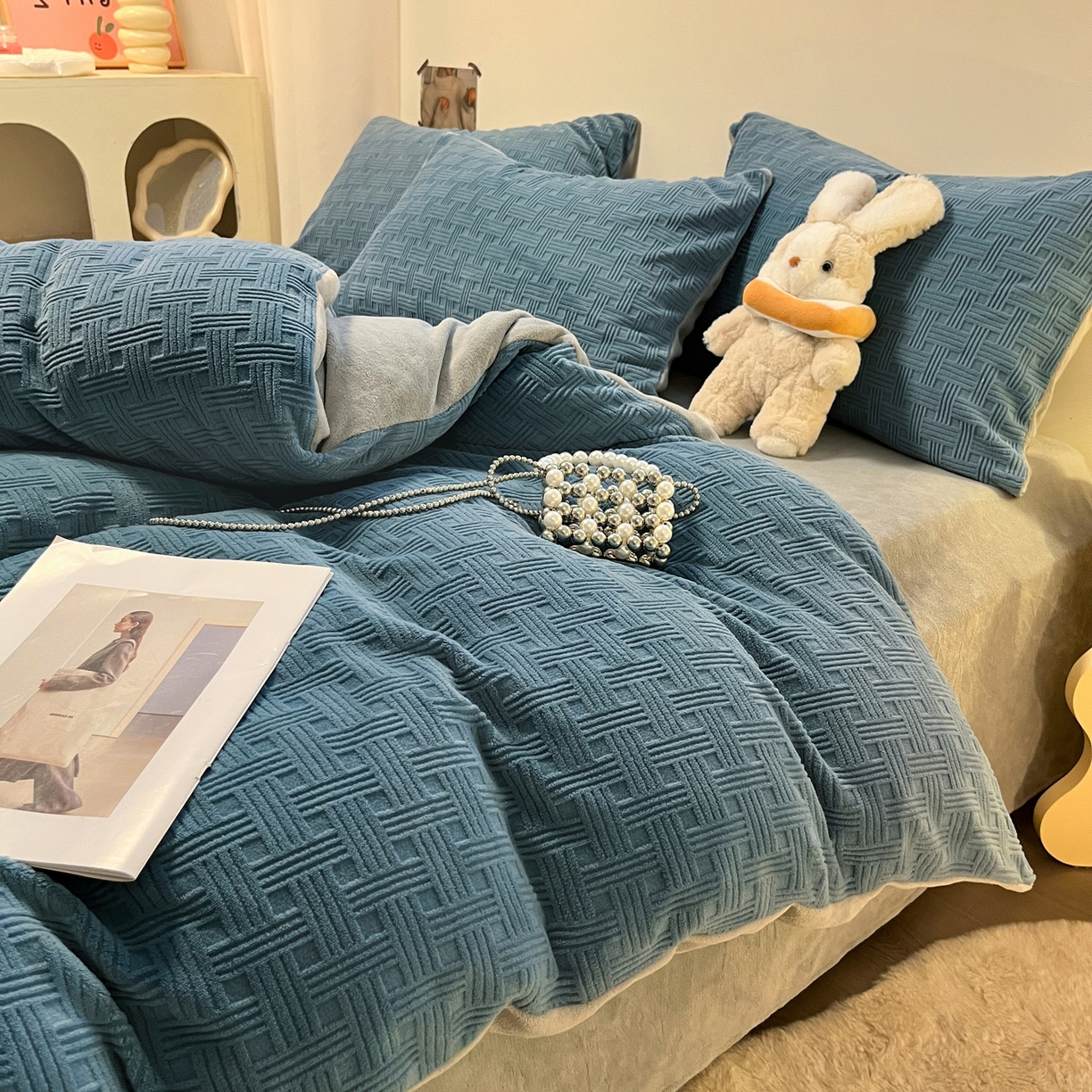 91家纺网 家纺一手货源 找家纺 如一 2025年3D立体雕花牛奶绒四件套 编织纹-蓝灰