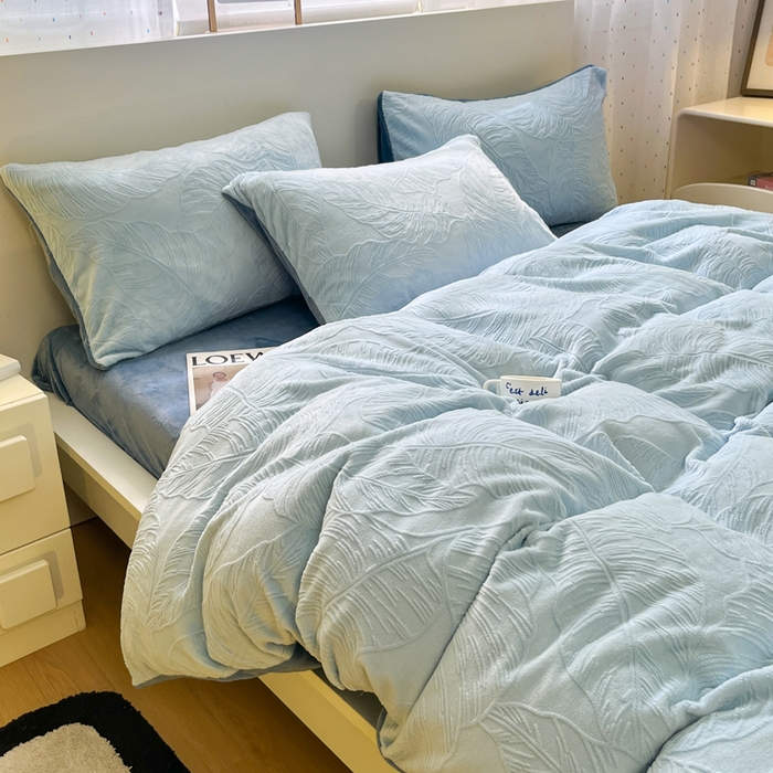 91家纺网 家纺一手货源 找家纺 如一 2025新款3D雕花牛奶绒单被套被套单件单品被套 芭蕉叶蓝