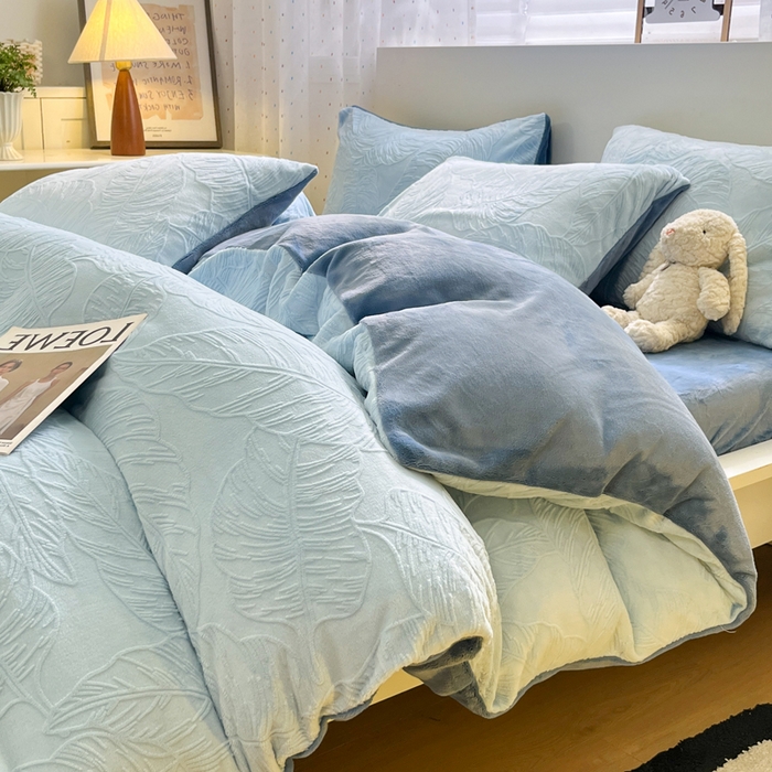 91家纺网 家纺一手货源 找家纺 如一 2025新款3D雕花牛奶绒单被套被套单件单品被套 芭蕉叶蓝