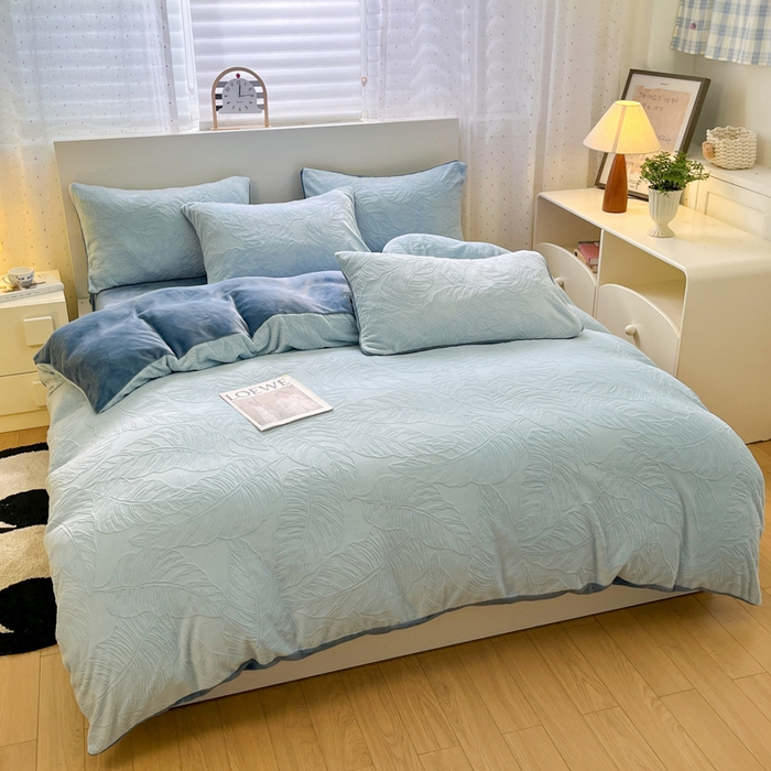 91家纺网 家纺一手货源 找家纺 如一 2025新款3D雕花牛奶绒单被套被套单件单品被套 芭蕉叶蓝