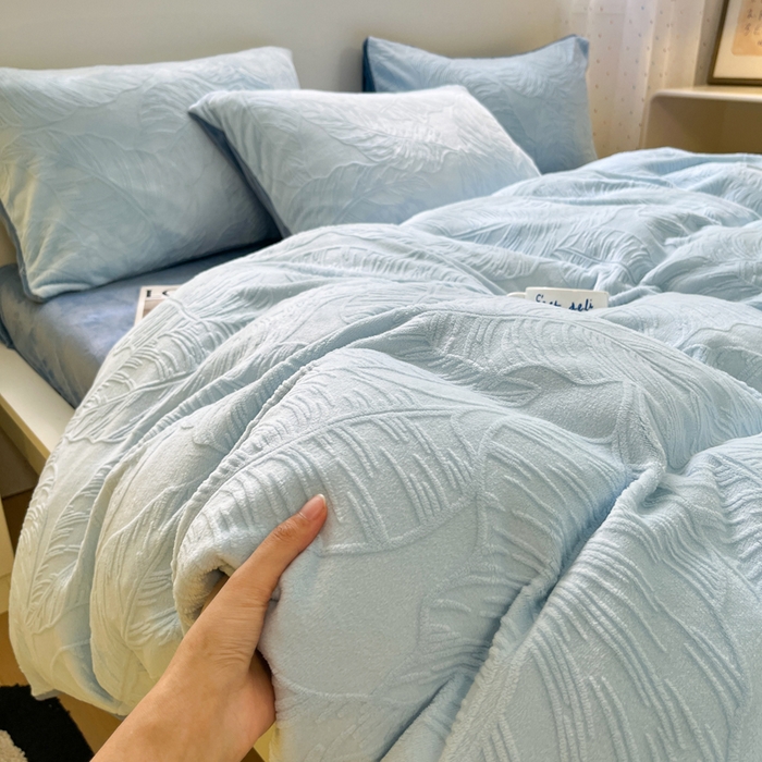 91家纺网 家纺一手货源 找家纺 如一 2025新款3D雕花牛奶绒单被套被套单件单品被套 芭蕉叶蓝