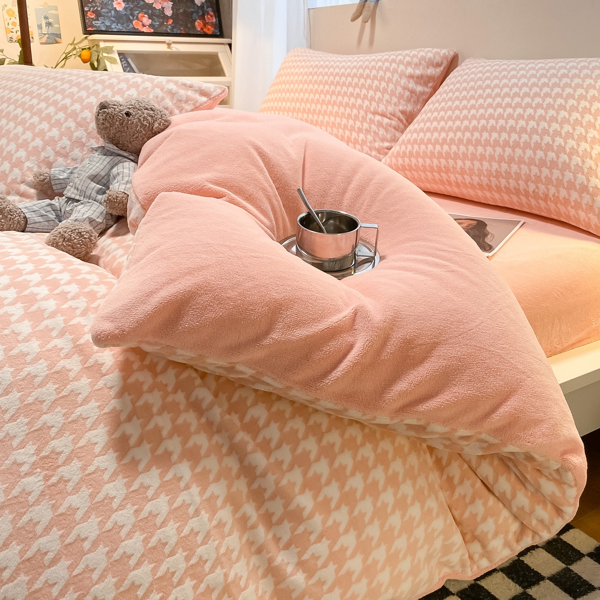 91家纺网 家纺一手货源 找家纺 如一 2025新款3D雕花牛奶绒单被套被套单件单品被套 千鸟格粉